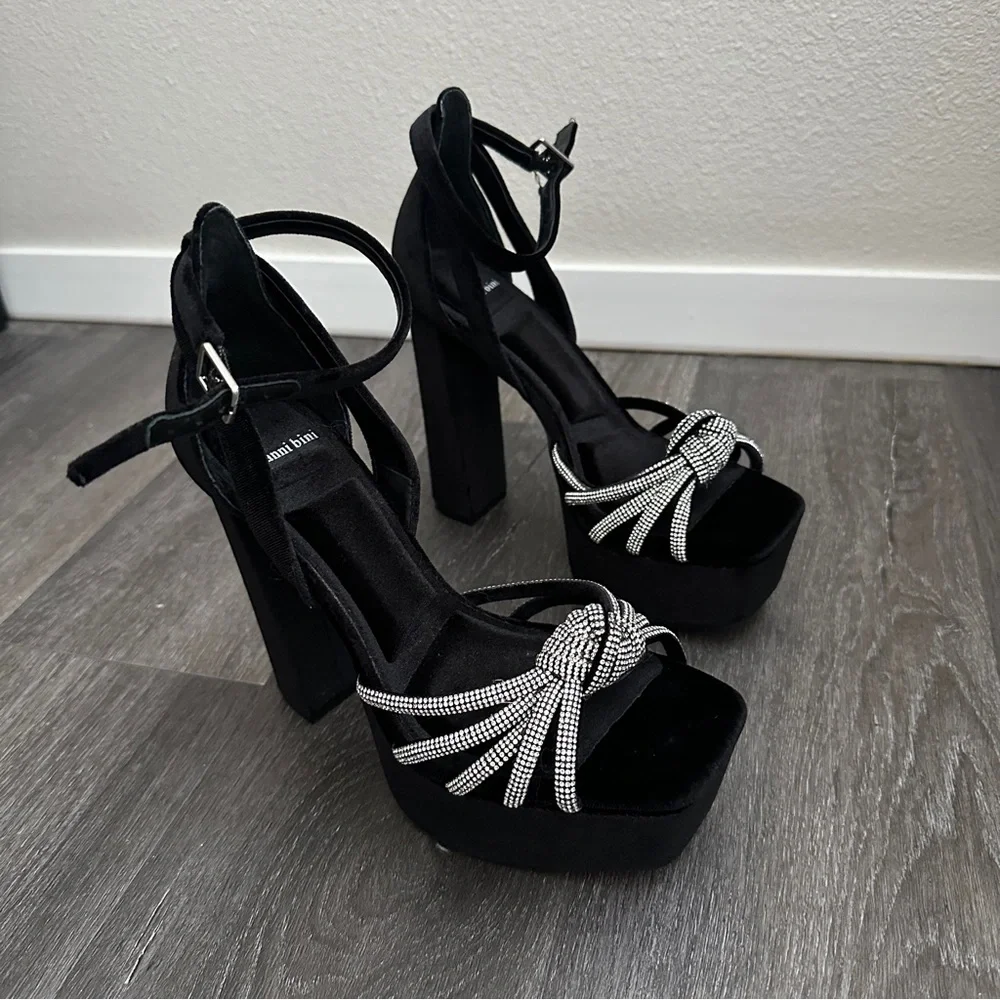 NWOB Gianni Bini Anissa black velvet rhinestone knot platform square toe heels - Picture 2 of 7